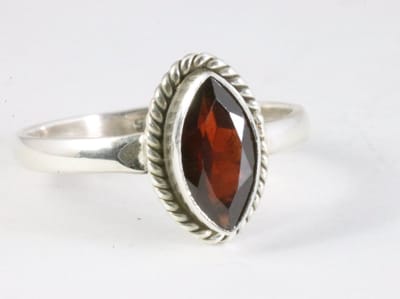Fijne bewerkte zilveren ring met granaat - maat 18