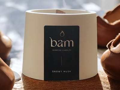 BAM Kaarsen Snowy Musk Geurkaars – Cone Collectie – Houten Wiek – Wit Handgemaakt Potje – 100 g – 30 Branduren