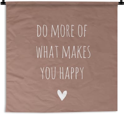 Wandkleed - Wanddoek - Engelse quote "Do more of what makes you happy" met een hartje op een bruine achtergrond - 60x60 cm - Wandtapijt