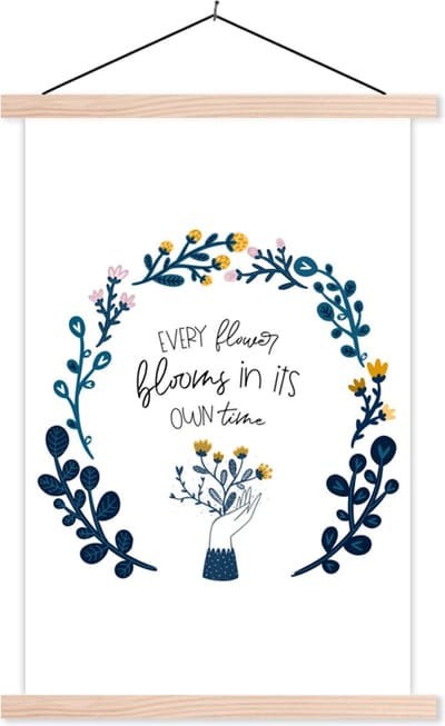 Posterhanger incl. Poster 40x60 cm - Schoolplaat - Spreuken - Every flower blooms in its own time - Quotes - Textielposter - Blanke latten