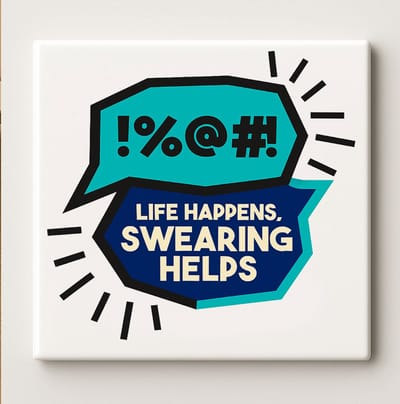 Life Happens Swearing Helps Grappige Quote Keramische Tegel 15x15cm – Stoere Humoristische Muurdecoratie – Perfect Cadeau voor Vrienden, Kantoor of Thuis