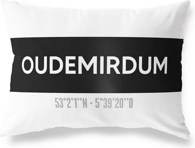 Tuinkussen OUDEMIRDUM - FRIESLAND met coördinaten - Buitenkussen - Bootkussen - Weerbestendig - Jouw Plaats - Studio216 - Modern - Zwart-Wit - 50x30cm