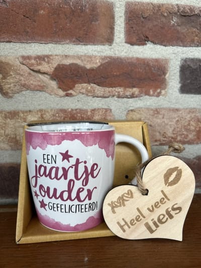 Creaties van hier – Mok Jaartje ouder gefeliciteerd met houten hartje – porselein – 9 cm – cadeau
