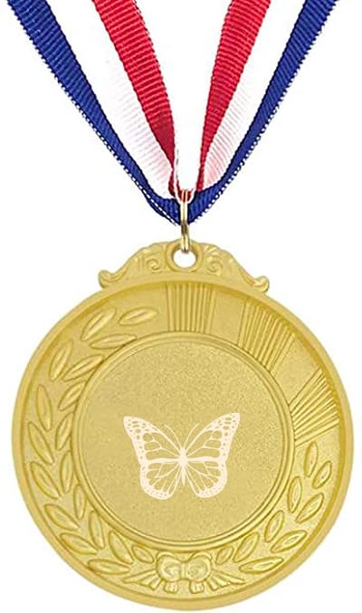 Akyol - vlinder medaille goudkleuring - Vlinder - vlinder liefhebber - gegraveerde sleutelhanger - vlinder decoratie - cadeau - gepersonaliseerd - vlinder accessoires - butterfly - sleutelhanger met naam