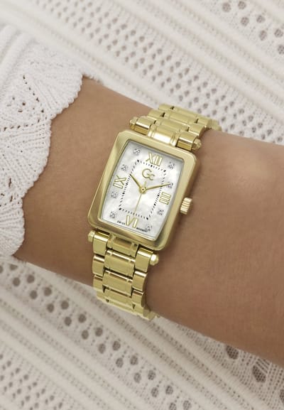 Gc Gc Plaza Mini Small Size Metal Analoog Quartzhorloge Goudkleurig Kast Gemaakt Van 100% Roestvrij Staal En Een Armband Van 100% Roestvrij Staal 21 mm Z71001L1, Z71002L1, Z71005L3