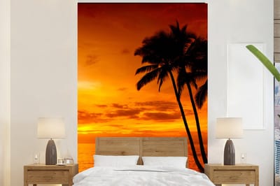 Behang - Fotobehang Palmboom - Zonsondergang - Tropisch - Oranje - Zee - Breedte 145 cm x hoogte 220 cm