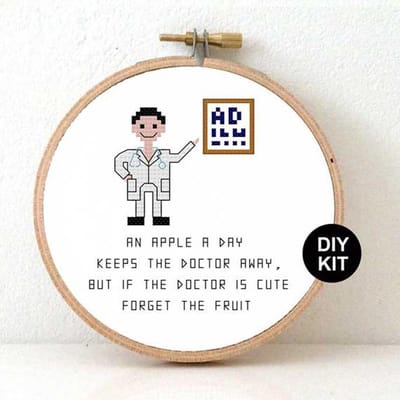 Dokter borduurpakket - kado voor huisarts borduren - inclusief borduuring en DMC garen met grappig citaat An apple a day keeps the docter away - but if the docter is cute forget the fruit