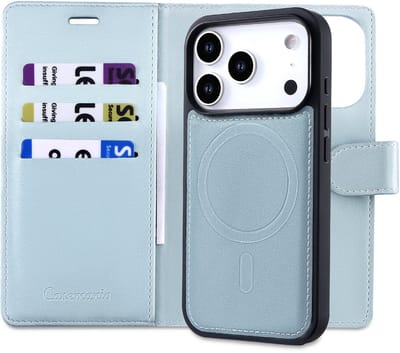 Casemania Hoesje Geschikt voor Apple iPhone 17 Pro - Baby Blue - 2 in 1 Bookcase met Velvet Finish - Geschikt voor MagSafe - Magnetisch Portemonnee Telefoonhoesje met Pasjeshouder en Afneembare Cover - Kunstleer Wallet Case - Blauw