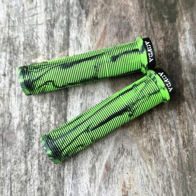 Housse de poignée universelle pour VTT Scellée Verrouillage unilatéral Antidérapante Douce Poignée de vélo Green-black multicolore
