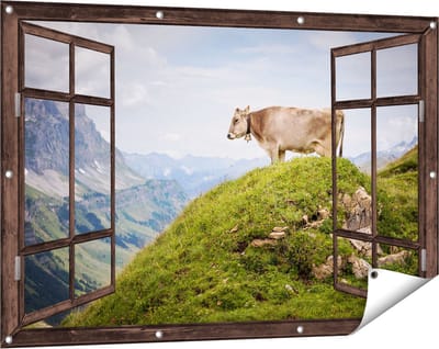 Gards Tuinposter Doorkijk Koe in de Bergen - 120x80 cm - Tuindoek - Tuindecoratie - Wanddecoratie buiten - Tuinschilderij