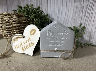 Creaties van Hier – Cement house Moeder met houten hartje - 8 cm – Cement