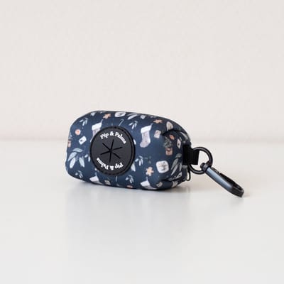 Pip & Palms - Kerst Honden Poepzakjeshouder Cosy Christmas - Blauw - 9x5x5 cm - Incl. rol poepzakjes - Met Ritssluiting - Poepzakhouder - Poepzakjesdispenser