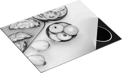Chefcare Inductie Beschermer Gesneden Uien op een Witte Houten Tafel - Zwart Wit - 65x50 cm - Afdekplaat Inductie - Kookplaat Beschermer - Inductie Mat