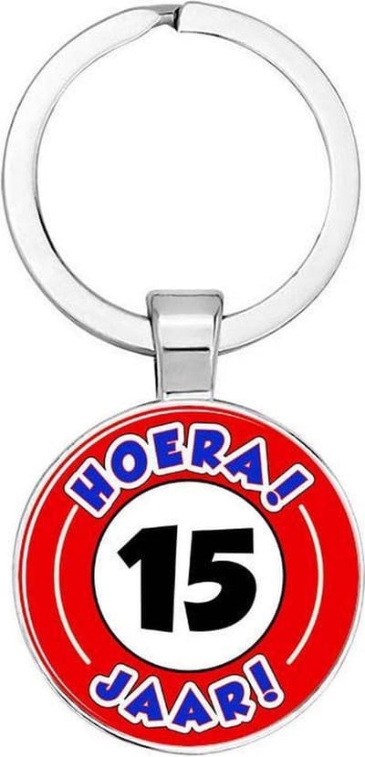 Akyol - Hoera 15 jaar Sleutelhanger - Verjaardag - Jarige job - Leuke kado voor iemand die bijna jarig is - 2,5 x 2,5 CM
