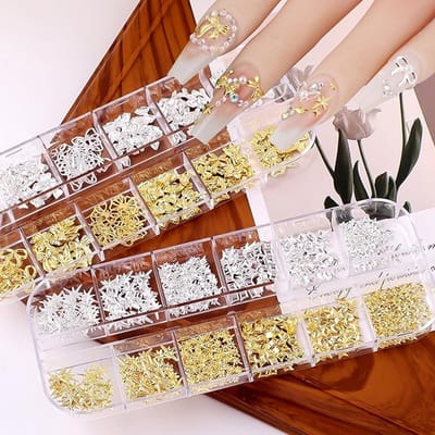 3 doosjes nagelbedels, 36 soorten nagelbedels, goud- en zilveren sterstrikken, nagelbedels strasssteentjes, bedels in witte parel, beige en witte kralen als nail art voor nageldesign accessoires