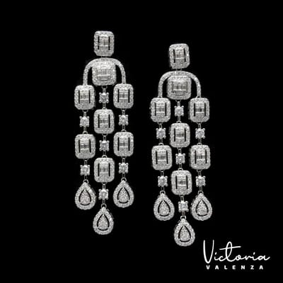Victoria Valenza Dubai Luxe Oorbellen Dames Messing Oorhangers Dames Oorringen - Witte Steen - Kleur Zilver - 1 Paar