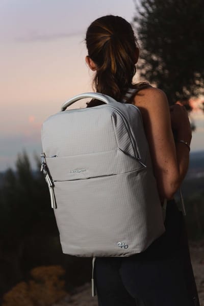 Hedgren SHIKI L rugzak 15,6 inch met RFID-bescherming – Laptoprugzak met regenhoes – Gerecycled materiaal - Pussywillow Grey