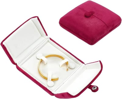 Fluwelen Armband Doos, Compacte Vierkante Sieradenopbergdoos voor Thuis en Reizen, 9.7x9.7cm, Cerise, Perfect voor Organisatie en Bescherming van Sieraden