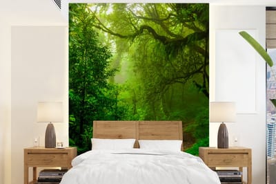 Behang - Fotobehang Landschap - Jungle - Tropisch - Zon - Groen - Breedte 165 cm x hoogte 220 cm