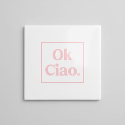 OK Ciao Quote Keramische Tegel – Zacht Roze Minimalistische Wanddecoratie voor Moderne Interieurs – 15 x 15 cm