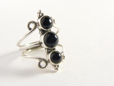 Opengewerkte zilveren ring met 3 onyx stenen - maat 19.5