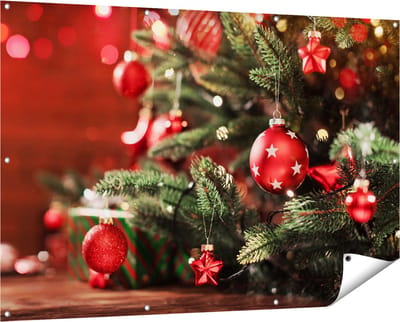 Gards Tuinposter Kerstboom met Rode Lichtjes en Kerstballen - 150x100 cm - Tuindoek - Tuindecoratie - Wanddecoratie buiten - Tuinschilderij