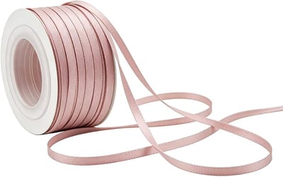 Elegante cadeau-ribbon in matte en glanzende afwerking, perfect voor decoratie, knutselen en het inpakken van geschenken voor bruiloften en doopfeesten.