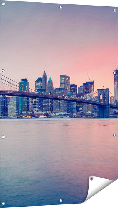 Gards Tuinposter New York Brooklyn Brug bij Zonsondergang - 80x120 cm - Tuindoek - Tuindecoratie - Wanddecoratie buiten - Tuinschilderij