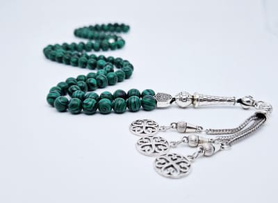 Handgemaakte tesbih "Tasbih" natuursteen "Malachiet" - Aantal kralen 99 - Diameter kralen 8MM - met metaal tassel "Arabesk" - Een mooi cadeau-idee