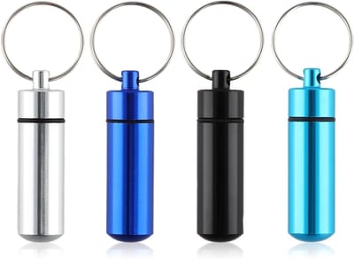 Kleine pillendoos met sleutelhanger - draagbare mini-pillen organizer - waterdichte pillhouder voor onderweg - dagelijkse doseerder - reizen en outdoor - set van 4.