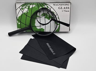 Vergrootglas met 2 microvezeldoekjes / magnifying glass 75 mm / loep met brillendoekjes microvezel / leesloep voor volwassenen en ouderen / Aland optiek