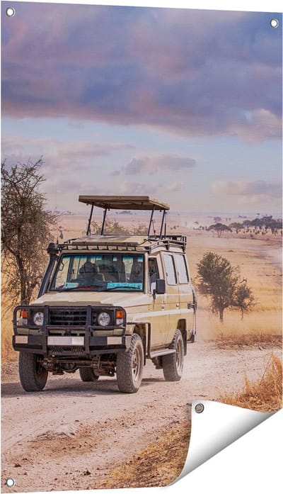 Gards Tuinposter Safari Auto in de Savanne - 60x90 cm - Tuindoek - Tuindecoratie - Wanddecoratie buiten - Tuinschilderij
