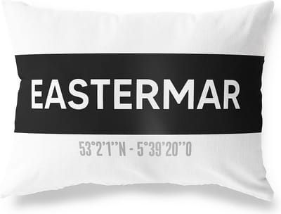 Tuinkussen EASTERMAR - FRIESLAND met coördinaten - Buitenkussen - Bootkussen - Weerbestendig - Jouw Plaats - Studio216 - Modern - Zwart-Wit - 50x30cm