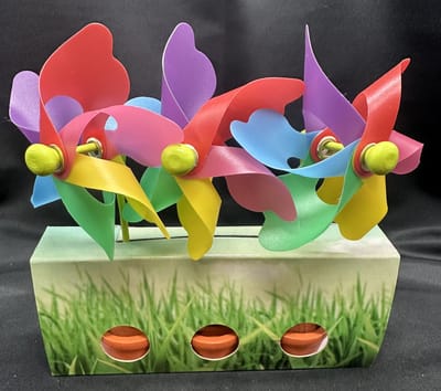 Set van 3 decoratieve windmolentjes in pot - kunststof+houten steker "Regenboog kleuren"- meerkleurig + groene potjes- dia 9 cm x hoogte 16 cm - Tuinaccessoires - tuinstekers