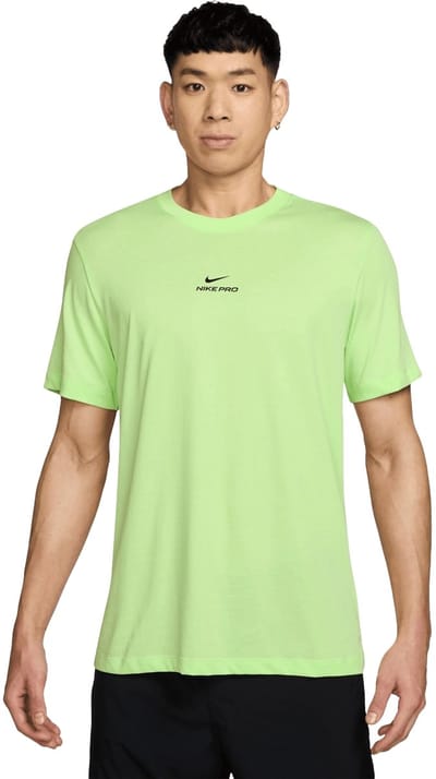 Nike dri-fit studio pro shirt in de kleur groen.
