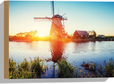 WallClassics - Hout - Zonlicht langs Hollandse Molen aan het Water - 40x30 cm - 9 mm dik - Foto op Hout (Met Ophangsysteem)