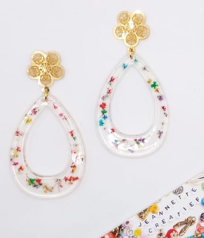Jeannette-Creatief® - Resin - Gedroogde Bloemetjes & Gold - Folklore - Flower Power - Dames Oorbellen - Zomer Sieraden - Seventies - Hippiestijl - Oorbellen met Bloemen - Ibiza Chic - Boho - Bohemien - Dames Oorbellen - Moederdag