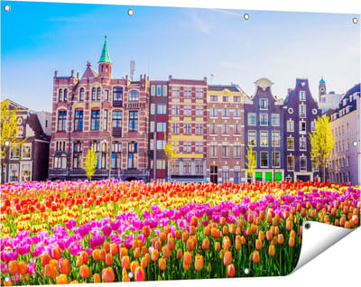Gards Tuinposter Amsterdamse Huisjes met Tulpen - Kleur - 120x80 cm - Tuindoek - Tuindecoratie - Wanddecoratie buiten - Tuinschilderij