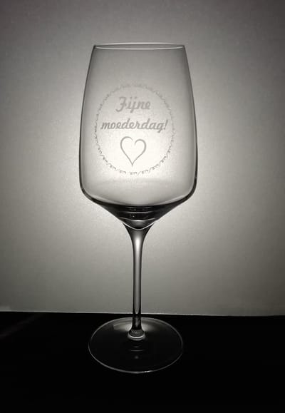 Wijnglas - Moederdag - wijnglas voor mama - glas gravering - cadeau voor Moederdag - uniek cadeau - bijzonder - uniek - mama is lief - bedankje voor je moeder