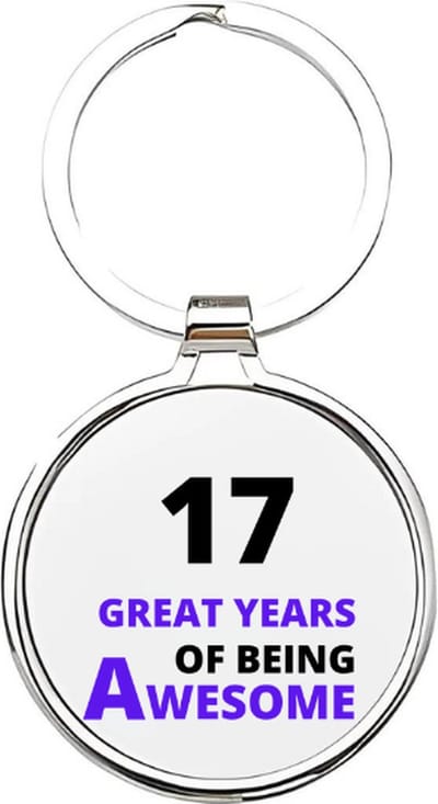 Akyol - 17 jaar Sleutelhanger - Verjaardag - de jarige - 17 years of being awesome - 17de verjaardag - cadeau voor een 17 jarige - zeventien - 4 x 7,5 CM
