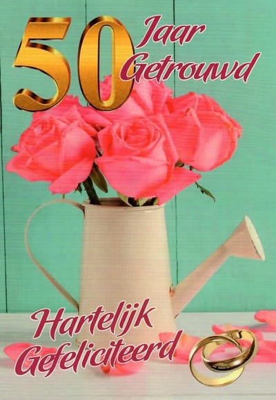 50 jaar getrouwd! Gefeliciteerd! Een bijzondere kaart met een gieter waar rozen in staan en niet te vergeten de trouwringen. Een leuke kaart om zo te geven of om bij een cadeau te voegen. Een dubbele wenskaart inclusief envelop en in folie verpakt.