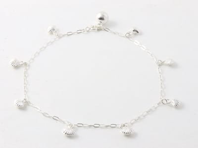 Fijne zilveren enkelband met schelpjes