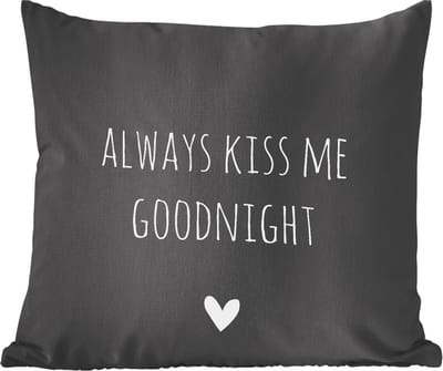 Sierkussens - Kussentjes Woonkamer - 60x60 cm - Engelse quote "Always kiss me goodnight" met een hartje tegen een zwarte achtergrond
