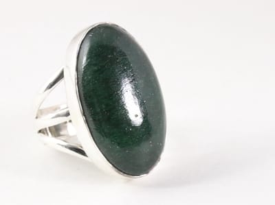Grote ovale zilveren ring met jade - maat 18.5