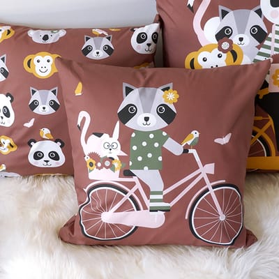 Sierkussen Wasbeer op de fiets 40x40 tweezijdig bruin met rits inclusief vulling voor kinderkamer