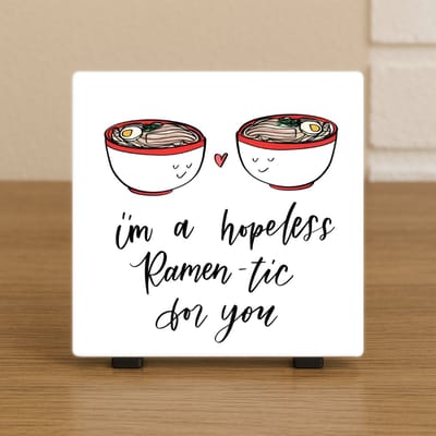 Wenstegeltje "I’m a Hopeless Ramen-tic for You” – Noodle Bowls Decoratie – Spreuktegel – Stijlvolle Woondecoratie met Boodschap – Trendy nu– Hip trendy tegeltje – Cadeau – Zomaar – Dec – Incl standaard
