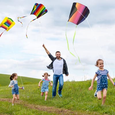 Dailygoods- Vlieger Regenboog - 3 Kleurrijke Vliegers - Handgreep - Draaktouw - Scheurbestendig Polyester - Geschikt voor Kleuters