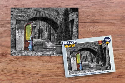 Puzzel Zwart-wit foto met een geel raam in Italië - Legpuzzel - Puzzel 500 stukjes