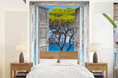 Behang - Fotobehang Boom - Tropisch - Zee - Doorkijk - Strand - Breedte 165 cm x hoogte 220 cm