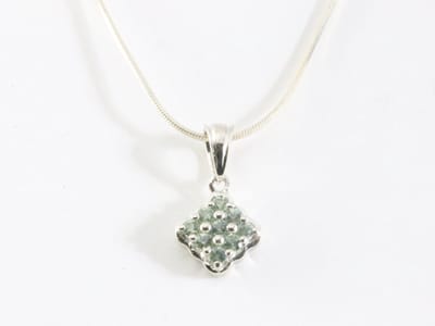 Fijne hoogglans zilveren hanger met groene Ceylon saffier aan ketting